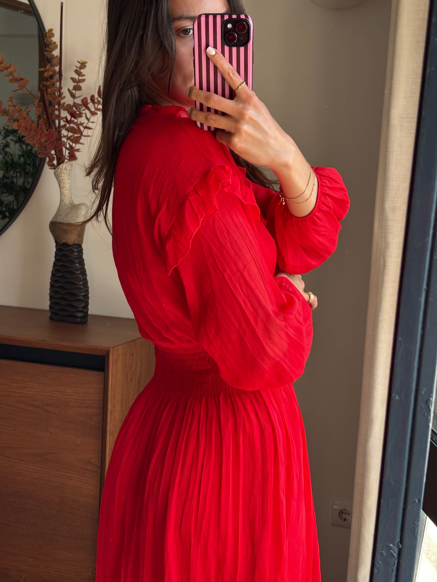 Vestido vermelho com folhos e cintura franzida