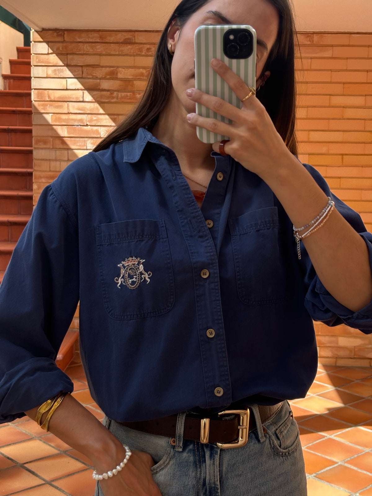 Camisa Azul-Marinho com Brasão Bordado