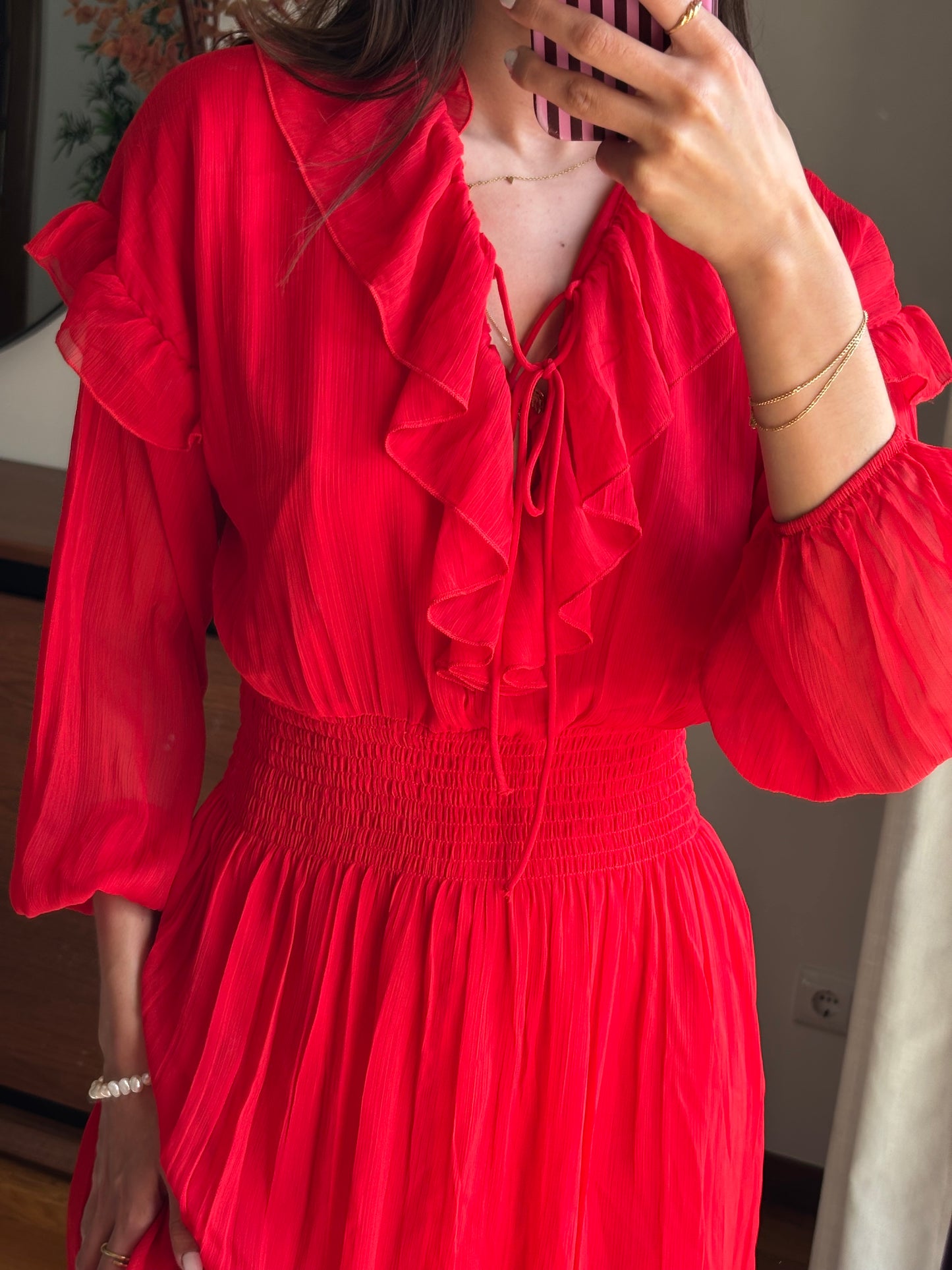 Vestido vermelho com folhos e cintura franzida